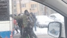 Автобусите във Варна не обслужват редица спирки днес заради поледицата
