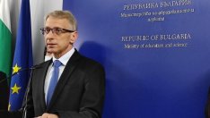 Денков увърта за 15-и и ваканциите. Пита синдикати, учители, родители