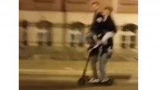 "Световен рекорд" във Варна! Четирима се качиха на една тротинетка