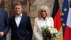 Макрон трябва да доказва пред съд, че съпругата му е жена