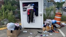 Нелепо! 26-годишна жена загина, заклещена в контейнер за вехти дрехи