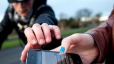 Тийн удари в лицето жена на улицата във Варна, за да й свие телефона