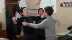 Кючек в час по музика! Под зоркия поглед на учителя...