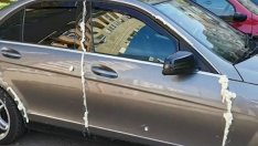 Залепиха с монтажна пяна вратите на колата на медик