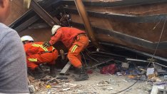 Мъж бе изваден жив след 100 часа под руините в Мианмар