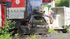 Двама младежи загинаха след сблъсък в паркиран тир