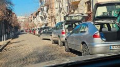Хитрост: Шофьори оставят колите си с вдигнати багажници, за да не плащат синя зона