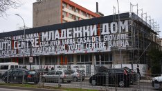Поставиха надписите на фасадата на Младежкия дом във Варна (СНИМКИ)