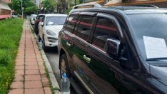 Колите на украинските бежанци на Слънчев бряг осъмнаха със стикери за платено паркиране 