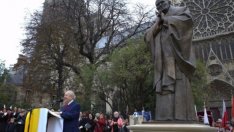 Откриха паметник на Йоан Павел II до катедралата Нотр Дам