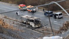 Предната дясна гума на автобуса е ударила знак, смята един от първите на мястото на инцидента