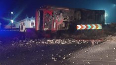 ТИР се обърна на кръгово кръстовище