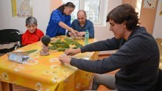 В „Аспарухово“: Хората с увреждания градинарстват, пътуват и изработват сувенири от рециклирани материали (СНИМКИ)