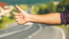 Поркан стопаджия души шофьор, свали го, сви му колата и офейка