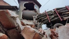 Камион с дърва влетя в къща и събори част от нея. Шофьорът избяга