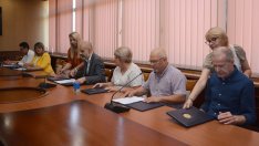 Вдигат заплатите на учителите във Варна