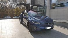 Пребиха мъж пред хипермаркет и му свиха Tesla-та