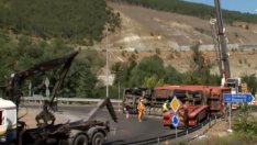 Влекач със скрап се преобърна на главен път Е-79