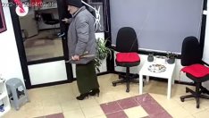 Мъж на токчета обра фризьорски салон във Варна