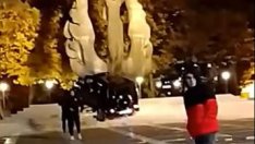 Хулиганска простотия! Джип върху стълбите на Паметника на Съединението (ВИДЕО)