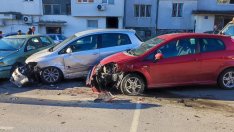 Боклучийски камион помля коли на паркинг в "Младост" във Варна (Снимки)