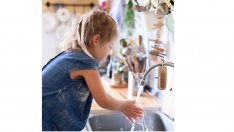 В I клас си мият ръцете, а в 12-ти правят бебе... новото образование на МОН