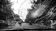 Тир с обърна в канавка след челен удар с автомобил