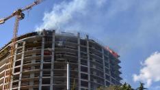 Огнеборци гасиха 4 часа пожар в новостроящ се жилищен блок в кв. "Чайка"