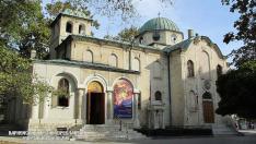 Курсанти от Морското чистят около храмове във Варна за Великден