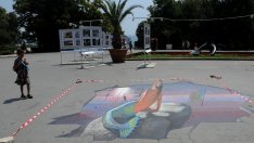Триизмерна русалка очаква варненци на входа на Морската (СНИМКИ)