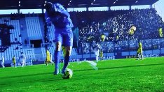 Прекратиха дербито на Пловдив, след като играч бе ударен с бутилка