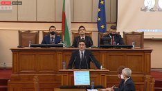 НА ЖИВО: Депутатите обсъждат оставката на Петков, вместо тази на Янев