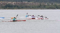 40 каякари влизат в бурното море за регата