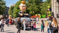 Дори Мъск изпрати сателитите си на карнавал в Габрово