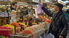 Потреблението ни: Вместо костюми и обувки, купуваме анцузи и маратонки