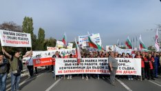 Работници от "Лукойл Нефтохим" блокираха изхода на Бургас