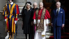 Крал Чарлз III стана първият британски монарх, молил се публично с папата 