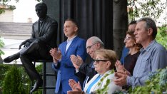 Откриха паметник на Шарл Азнавур във Варна (СНИМКИ)