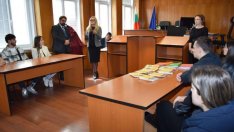Студенти и ученици посетиха окръжните съд и прокуратура във Варна за Деня на Българската конституция