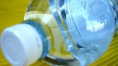 Младо момиче обърка минерална вода с белина