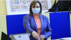 Нинова гласува на машина