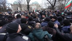 Равносметката от протеста в София: 8 ранени полицаи - единият от Варна