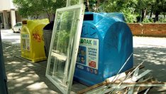 Забраняват изхвърлянето на дрехи и обувки в общите контейнери за смет