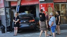 Кола влетя в магазин след катастрофа, три жени пострадаха