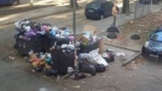 Огромно количество боклук грози улица в центъра на Варна