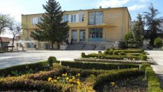 Хванаха младеж от Аксаково, свил GSM от читалището в града