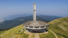 Боливуд акостира на Бузлуджа, ползват паметника за декор на филм