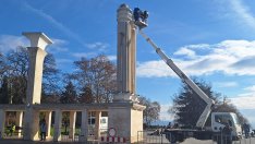 Започна обезопасяването на колоните на входа на Морската градина във Варна