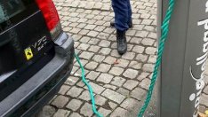 Подло (безплатно) паркиране! Тарикат "зарежда" неелектрическа кола с въженце