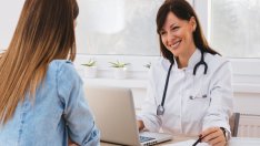 Ученичките на гинеколог, без разрешението на майките си